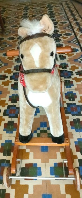 Caballito de madera para bebé