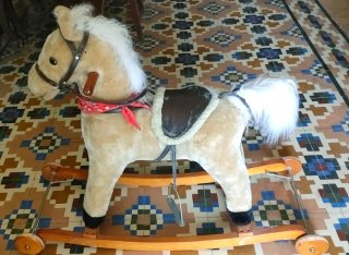 Caballito de madera para bebé