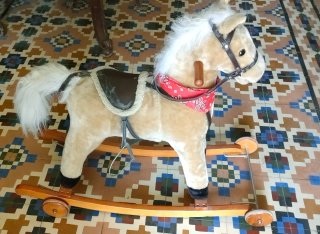 Caballito de madera para bebé