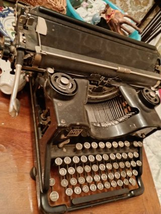 Máquina de escribir Hispano-Olivetti M40