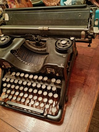 Máquina de escribir Hispano-Olivetti M40