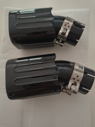 Colas de escape negras
