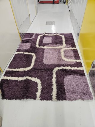 Alfombra púrpura con diseño de cuadrados