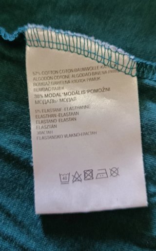 Camiseta verde de cuello alto