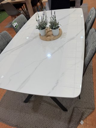 Mesa acabado mármol con 4 sillas