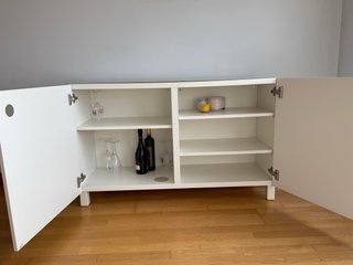 Aparador Ikea Besta con patas y cristal