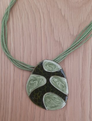 Collana girocollo regolabile con ciondolo verde
