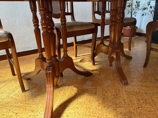Mesa de comedor de madera
