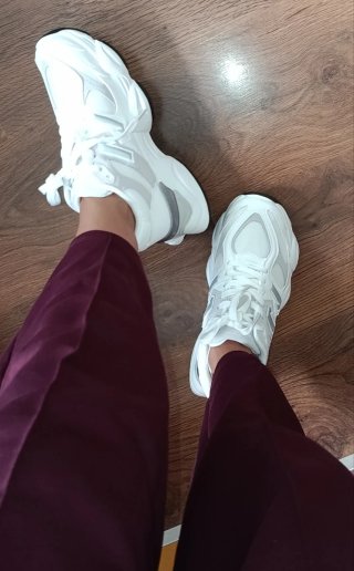 Tenis NB Blanco y Gris