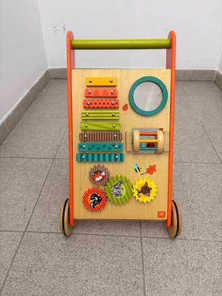 Caminador infantil de madera con actividades