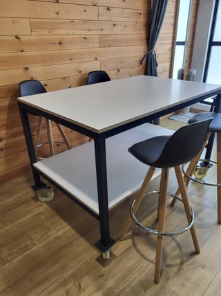 Mesa alta con 4 taburetes