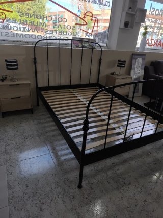 Cama de metal negra