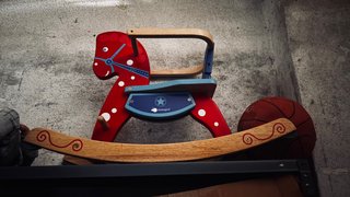 Caballito de madera rojo