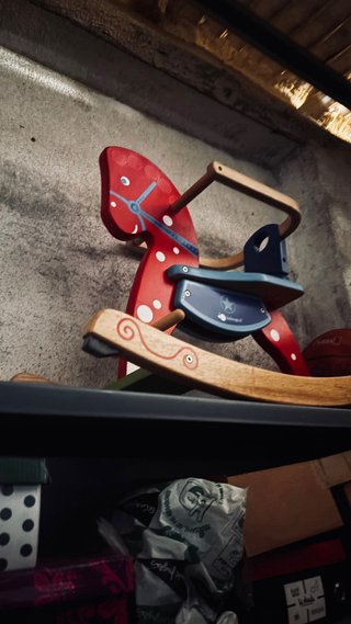 Caballito de madera rojo