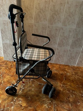 Andador con cesta y asiento para personas mayores.
