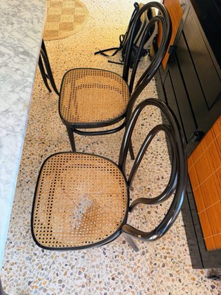Mesa de comedor de mármol y madera