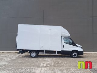 Iveco Daily carrozada con plataforma 3.0TD 160cv 20m3 + P. lateral + doble rueda 3.0TD 160cv 20m3