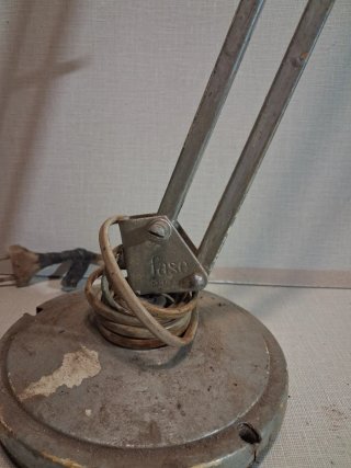 Lámpara de mesa Fase Metálica