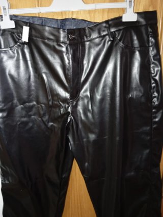 Pantalones talla 40 efecto piel negros. A estrenar