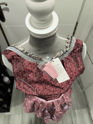Traje tradicional tirolés rosa y rojo