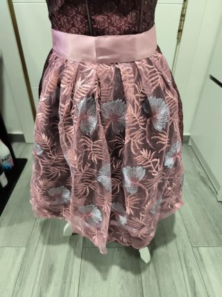 Traje tradicional tirolés rosa y rojo