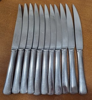 Cuchillos de sierra plateados