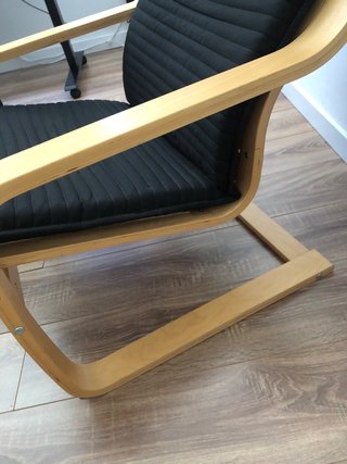 Sillón de madera y tela negro