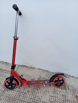 Patín rojo rojo de ruedines . regulable altura