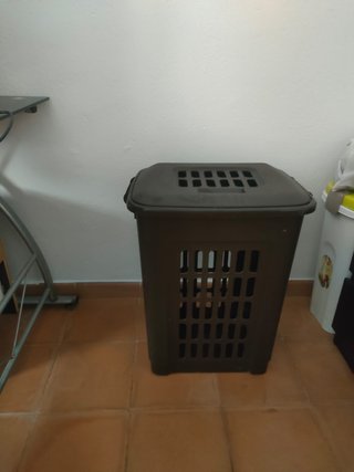 Cubo para ropa sucia de plástico