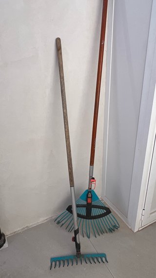 Conjunto herramientas jardinería: pala, rastrillo,