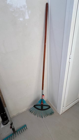 Conjunto herramientas jardinería: pala, rastrillo,