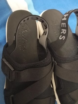 Sandalias Skechers Negras y Blancas