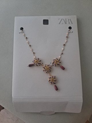 Collar Zara flores doradas y moradas