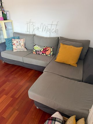 Sofá chaiselong gris verdoso