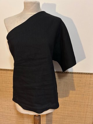 Top Hombro de lino con hombro descubierto Negro