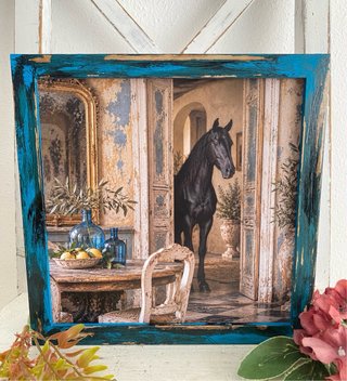 Cuadro azul envejecido caballo negro entre puerta
