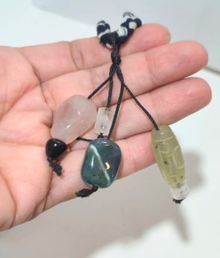 Collana con ciondoli pietre naturali