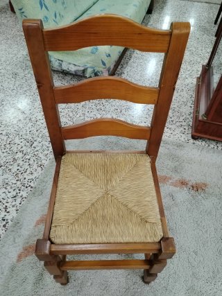 Silla de pino con asiento de mimbre