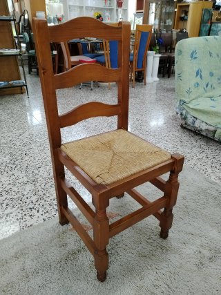 Silla de pino con asiento de mimbre