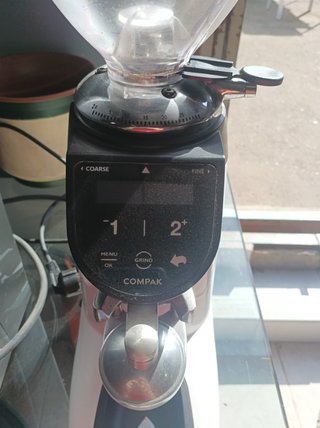 La Cimbali M23UP Cafetera Industrial Mas accesorio