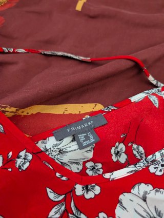 Blusa roja con estampado floral