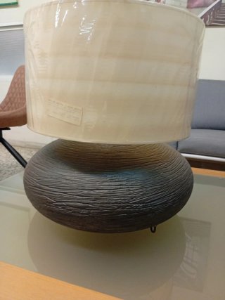 Lámpara de mesa beige y negra