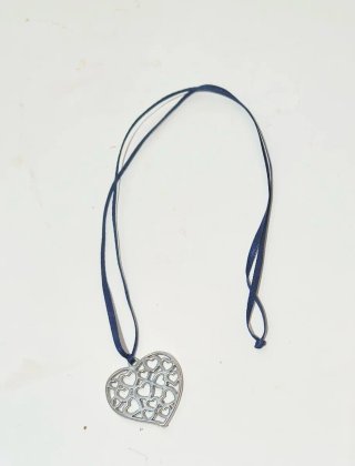Collana con nastro blu e ciondolo a cuore
