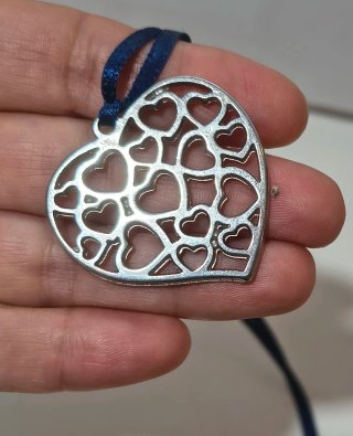 Collana con nastro blu e ciondolo a cuore