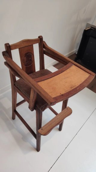 Trona de madera para bebé