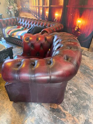 Chesterfield Winchester 3 plazas + sillón + puff