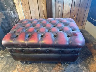 Chesterfield Winchester 3 plazas + sillón + puff