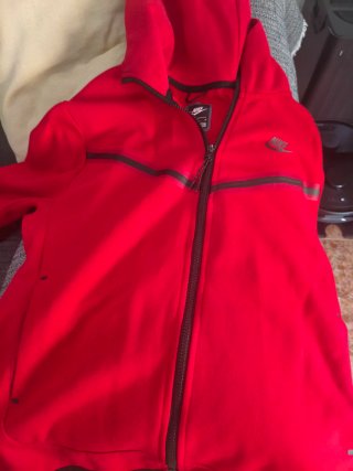 Chándal rojo. Talla M pero da una menos. Usado.