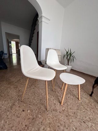2 Sillas Blancas y Mesita Auxiliar