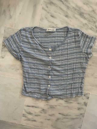 Camiseta de rayas azul y blanca